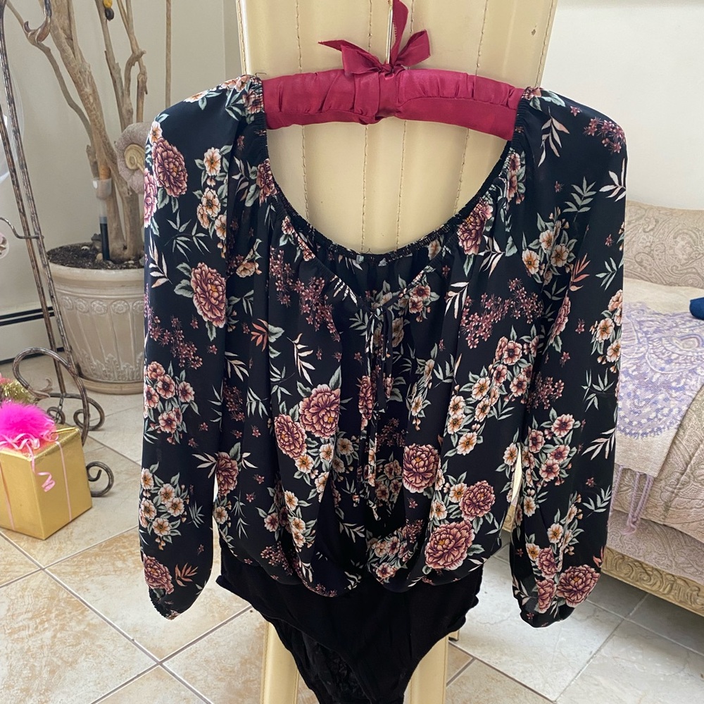 Pretty Cottage core top size L, body suit. Beautiful floral fabric Milkmaid Top.